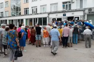 "За дешевими трунами": у мережі показали чергу в кримську поліклініку