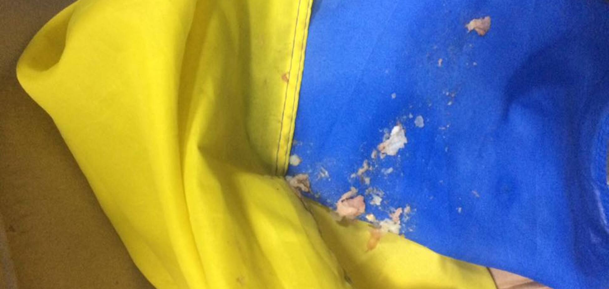 'Выглядел, как тряпка': в известном кафе Киева надругались над флагом Украины