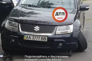 "Пиво и вывернутые колеса": в сети показали последствия пьяной езды в Киеве