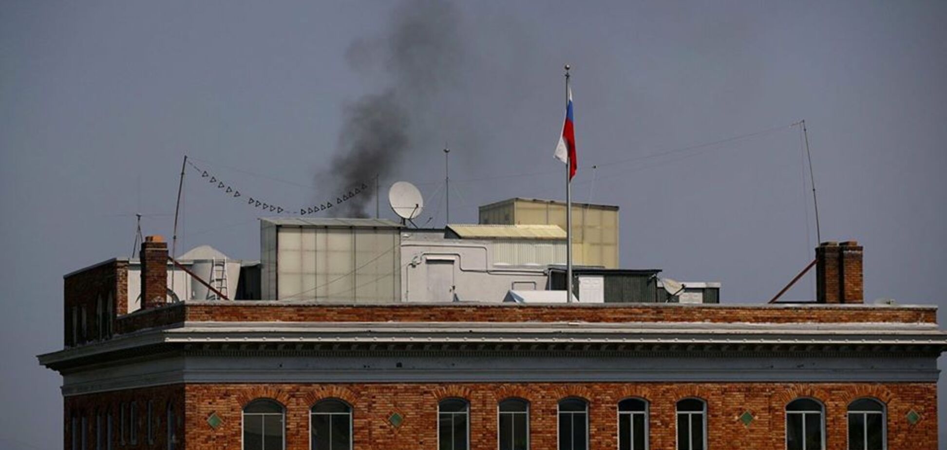 'Так пригорает у россиян': над консульством России в Сан-Франциско заметили черный дым