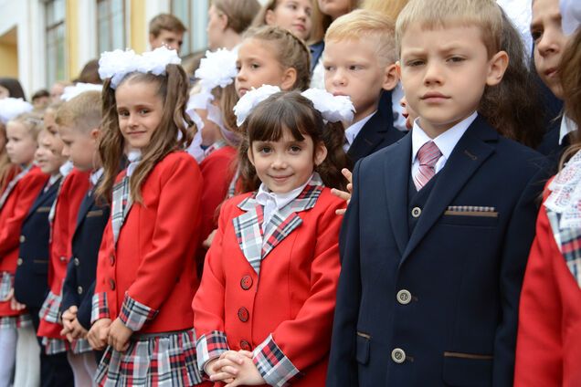 У День знань діти Донбасу отримали від Бориса Колесникова портфелі і солодкі набори