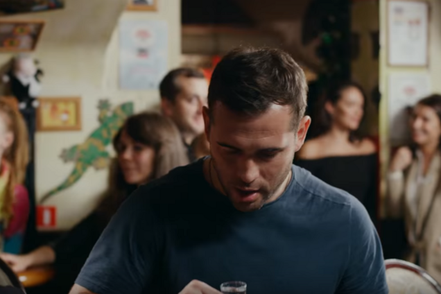 'Бухати в своєму стилі': легенда російського футболу насмішив мережу, знявшись у новому кліпі 'Ленінграда'