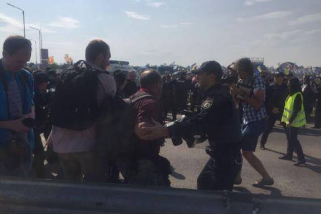 Шли на 'Краковец': полиция задержала и обезоружила более 100 'титушек' 