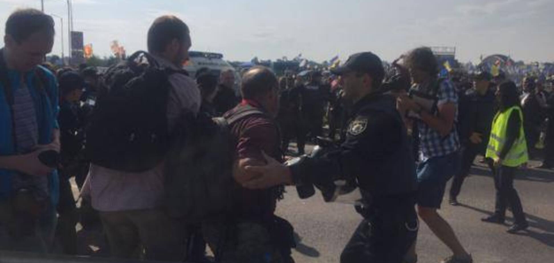 Шли на 'Краковец': полиция задержала и обезоружила более 100 'титушек'