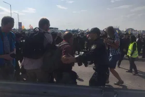 Йшли на "Краковець": поліція затримала і роззброїла понад 100 "тітушок"