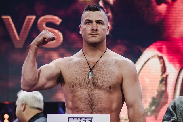 Американский супертяжеловес одержал неожиданную победу тяжелейшим нокаутом: видеофакт