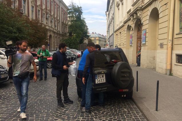 'В аэропорт': Саакашвили во Львове бросила жена