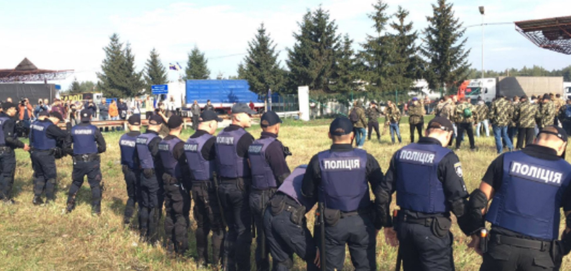 'Рвали одежду и погоны': перед прорывом Саакашвили толпу хорошо 'подогрели'