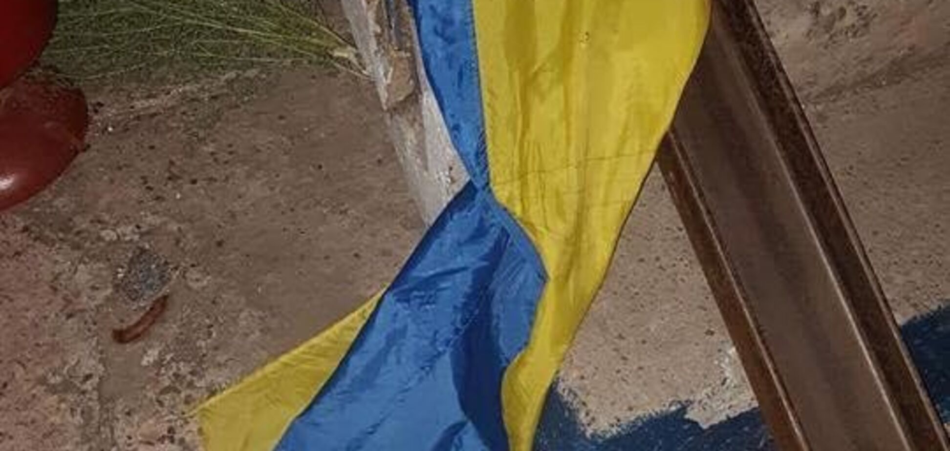 Справили нужду на прапор України: в Кривому Розі відправлять під суд цинічних вандалів