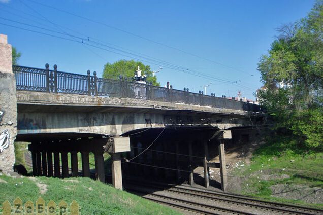 В Запорожье осталась жива женщина, упавшая с моста