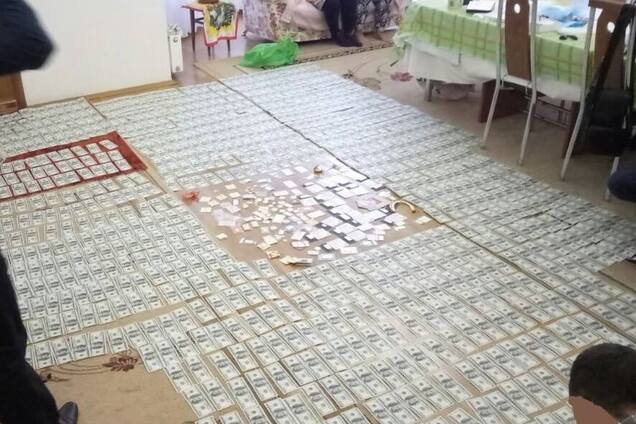 Золото, долари і зброя: ГПУ провела обшук в екс-чиновника часів Януковича