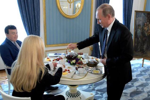 'Не хочу пугать, но...' Чаепитие Кобзона и Путина озадачило сеть