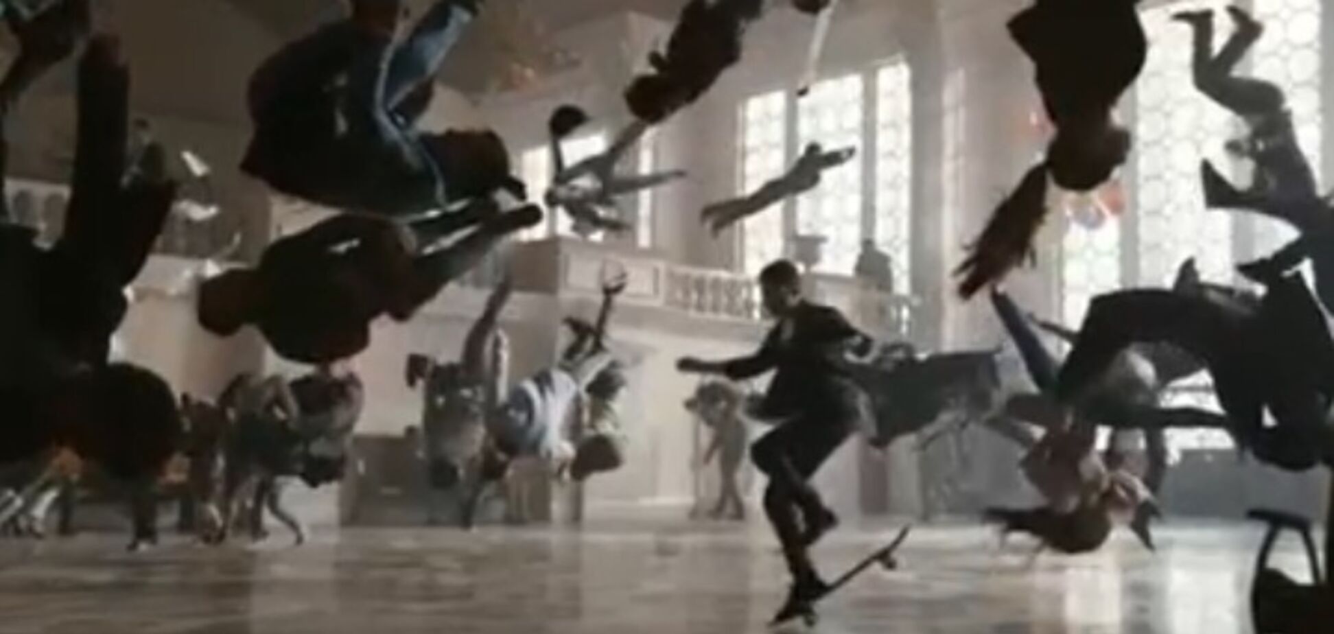 Apple сняла рекламу умных часов на ж/д вокзале в Киеве: опубликовано видео