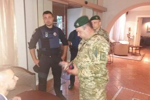 До Саакашвілі в готель пришли правоохоронці: всі деталі