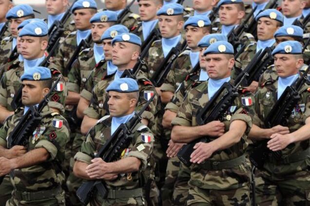 Меркель торгуется с Путиным? Озвучено пояснение уступок Кремля по миротворцам