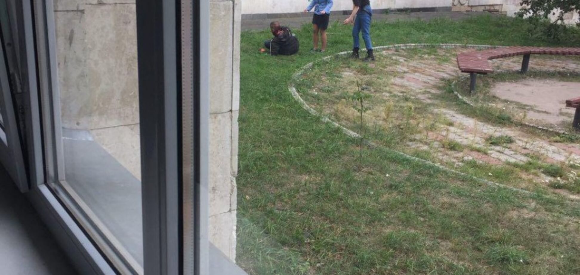 Перерезал себе горло: в Киеве возле КПИ произошло кровавое ЧП