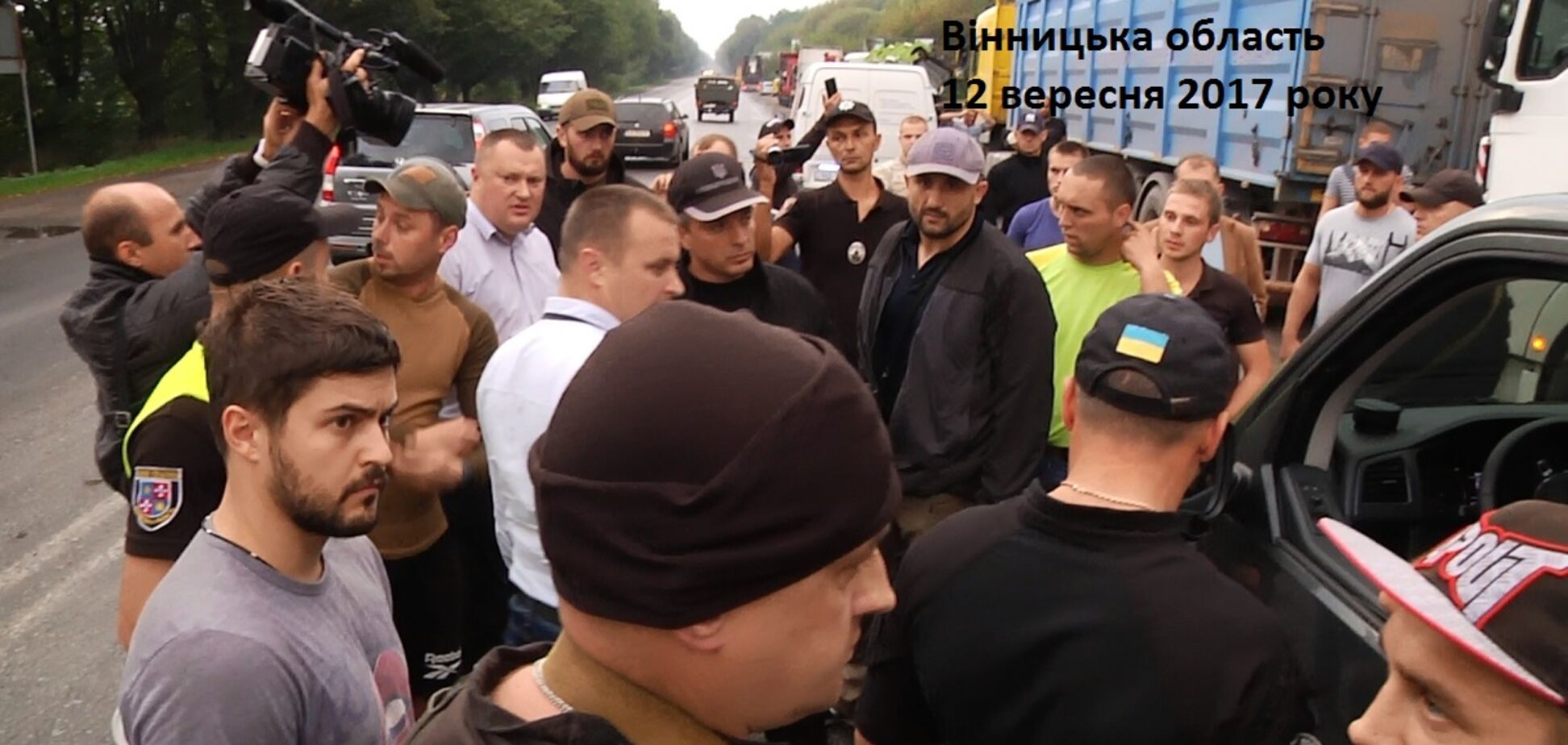 На Вінничині проти поліції виступили три десятка невідомих зі зброєю