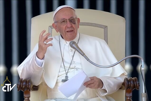 Папа Франциск 'засветил' подбитый глаз на площади в Риме