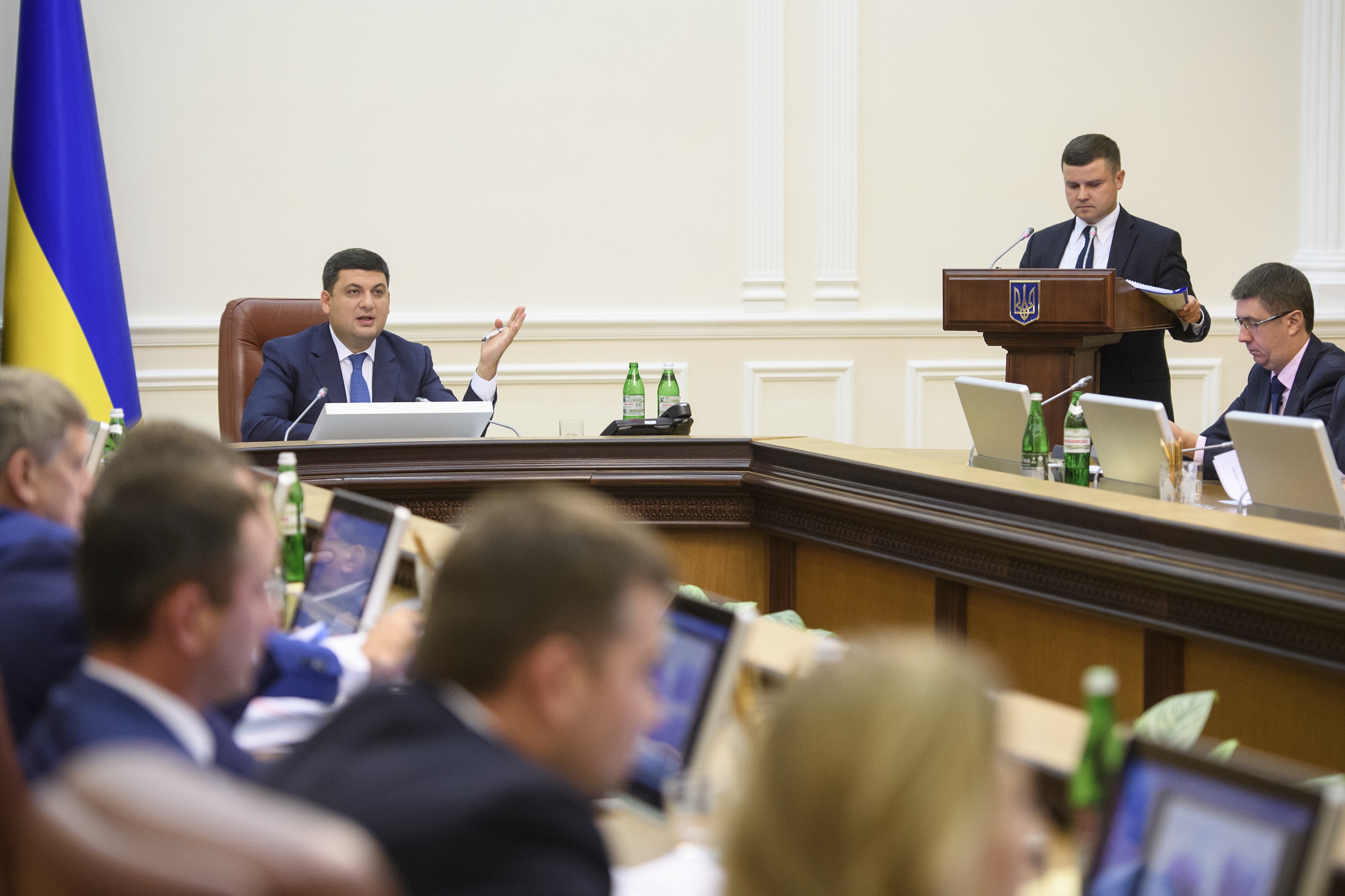 Кабмин поручил внести Россию в список миграционных угроз