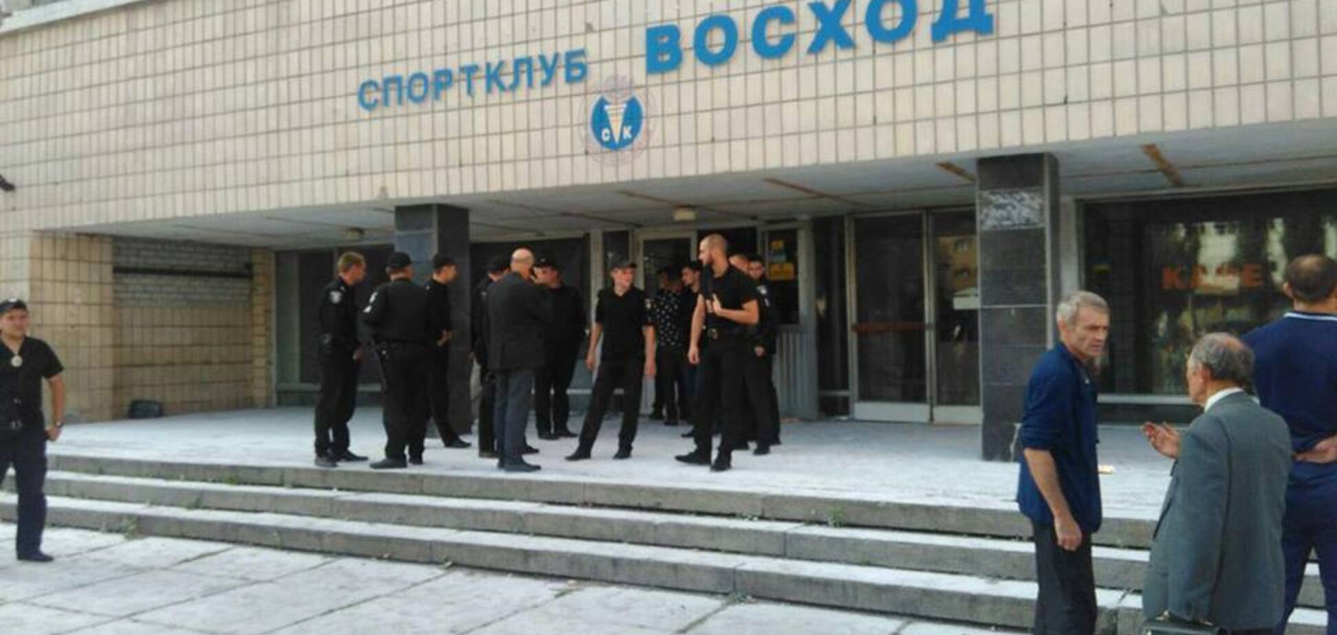 З бійкою і різаниною: у Києві невідомі намагалися захопити спорткомплекс