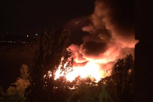 У Києві масштабна пожежа охопила ресторан: опубліковані фото