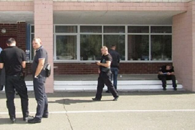 В Киеве у лицея стреляли в подростка: появились подробности и фото