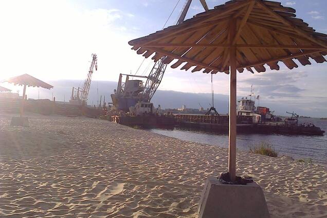 Под Киевом 'песчаная мафия' нагло захватила пляж на Днепре: опубликованы фото