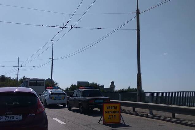 На запорожской плотине маршрутка с пассажирами попала в ДТП