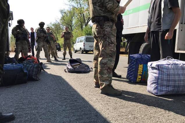 'После длительного перерыва': террористы 'ДНР' передали Киеву заключенных