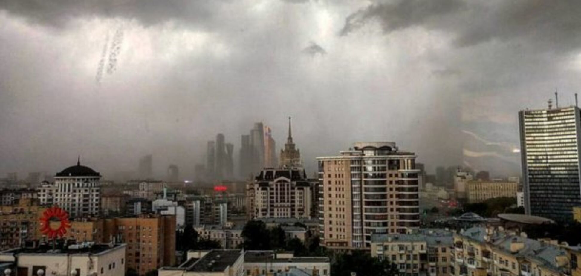 На Москву налетів потужний ураган: опубліковані моторошні відео