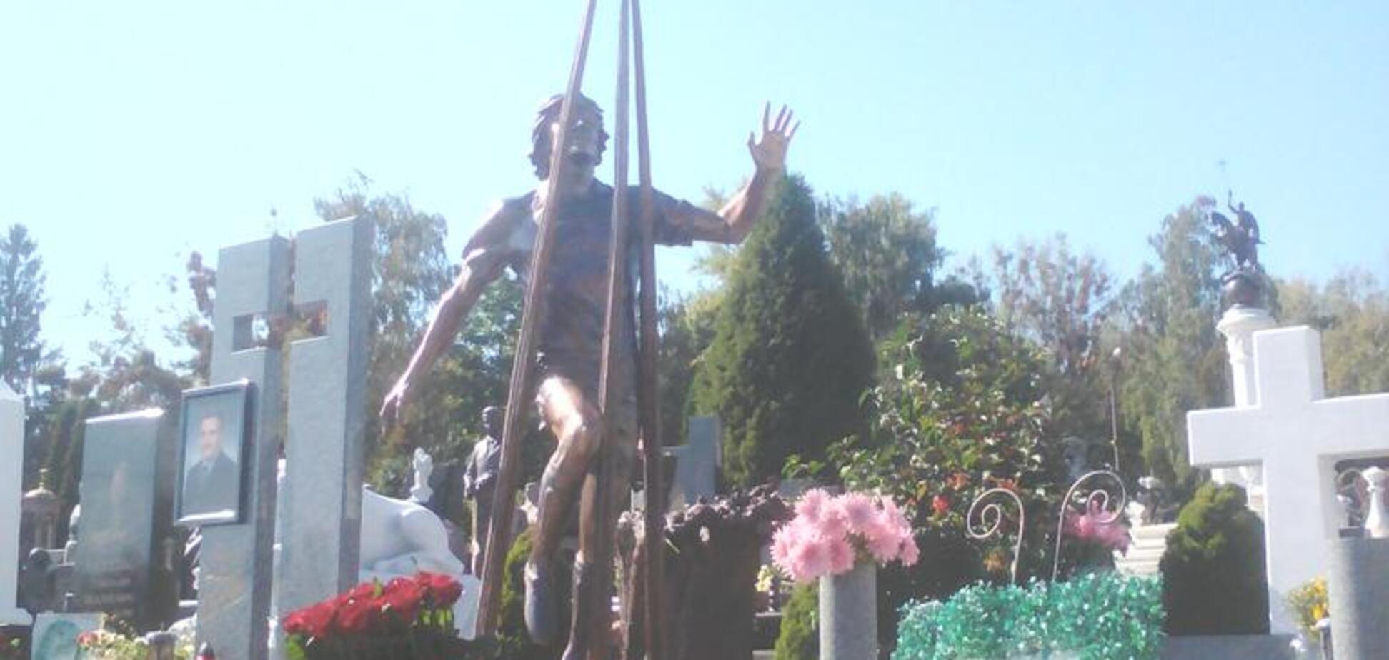 Памятник Андрею Гусину