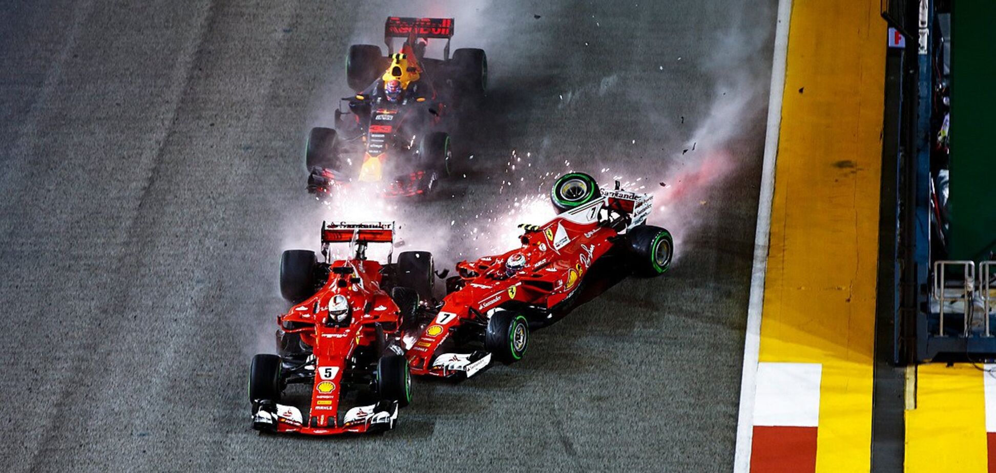 Ferrari потеряла обоих пилотов после грандиозной аварии на старте Гран-при Формулы-1: опубликовано видео