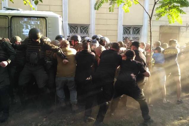Взрывпакеты, тротуарная плитка и слезоточивый газ: в полиции раскрыли детали стычек в Одессе
