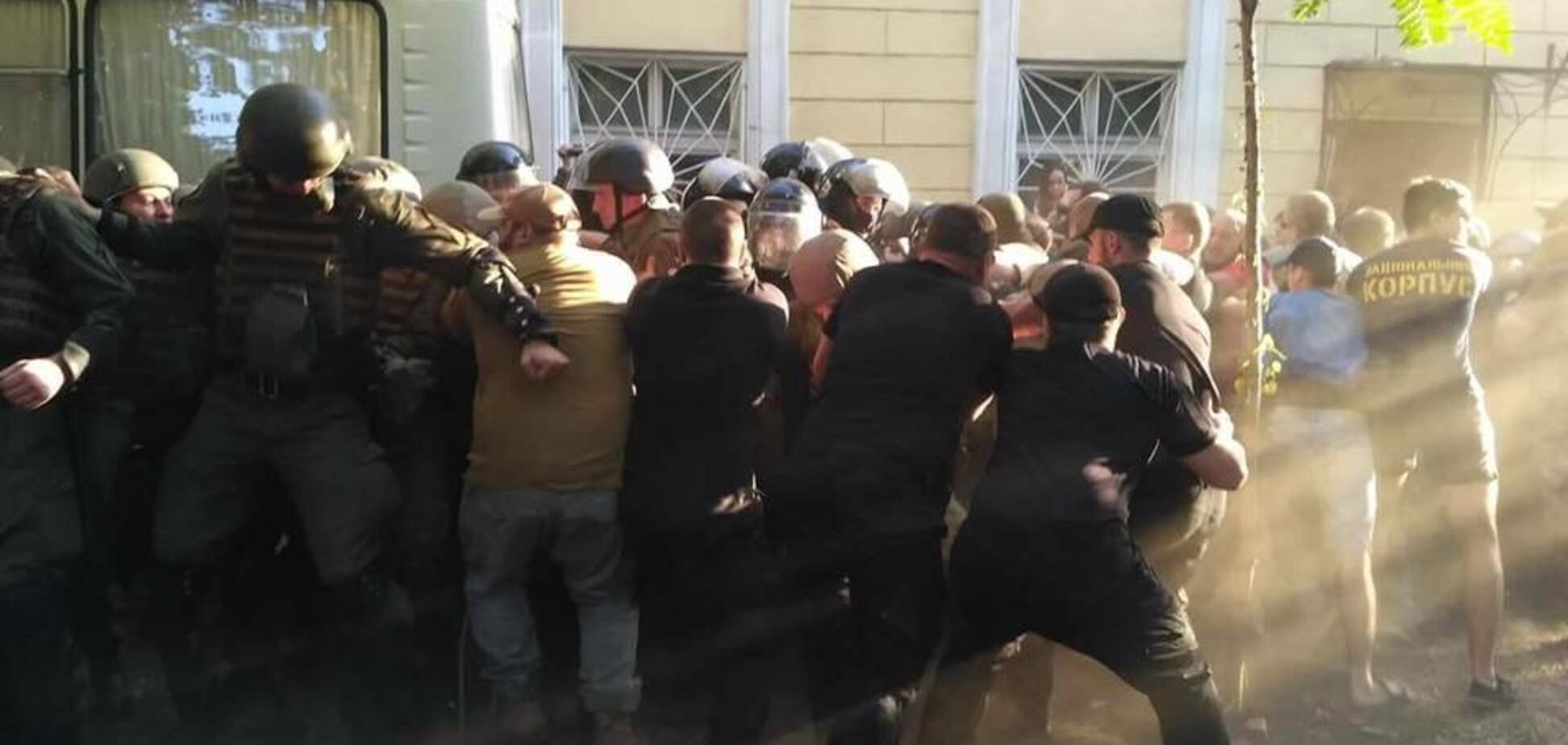 Взрывпакеты, тротуарная плитка и слезоточивый газ: в полиции раскрыли детали стычек в Одессе
