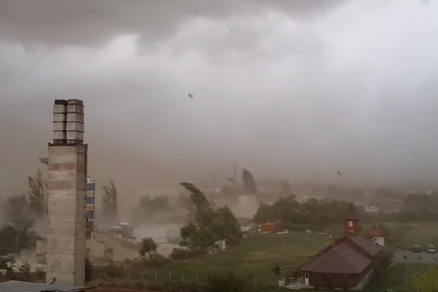 Ураган зносить дахи: відео стихії, яка рухається з Румунії в Україну