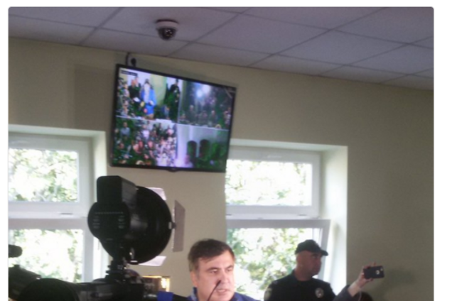 Суд у справі Саакашвілі: у екс-президента Грузії полетіли яйця