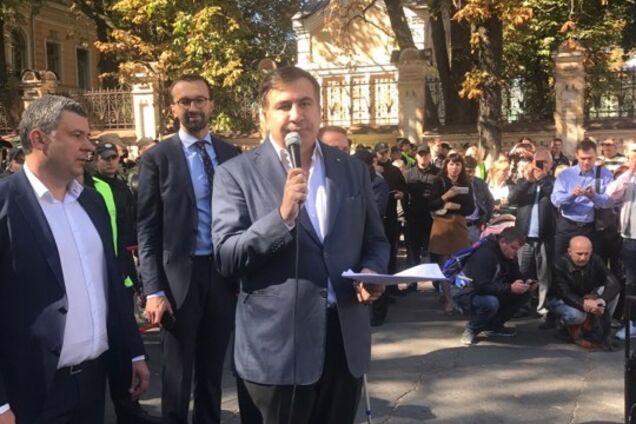 Потом на 'гастроли': Саакашвили отправил к Порошенко 'гонцов' за документами