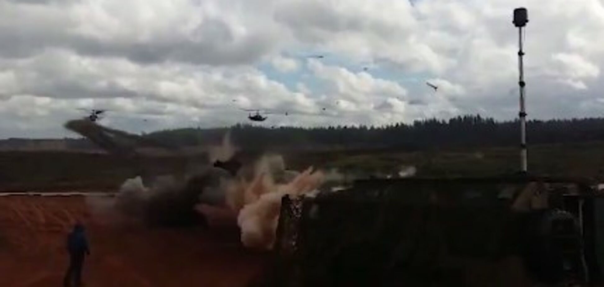 Обстрел зрителей вертолетом Ка-52: появилось еще одно видео