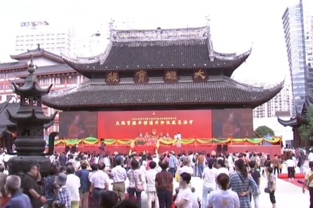 У Китаї 'посунули' величезний храм: опубліковано вражаюче відео