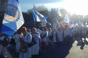 У Києві тисячі медиків вийшли під стіни Ради: з'явилися фото і відео