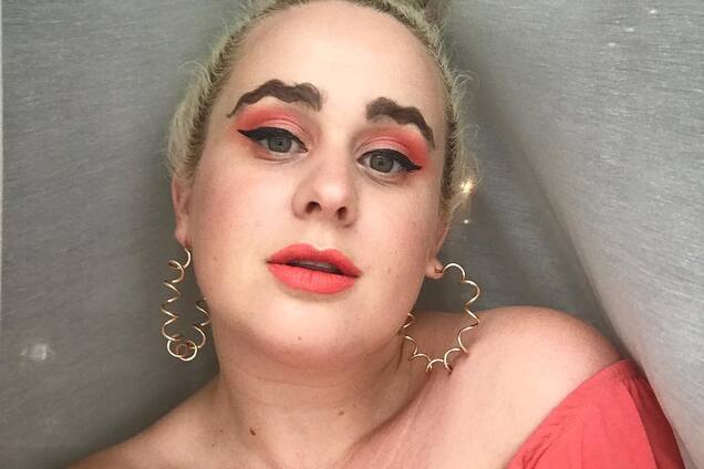 Волнистые брови