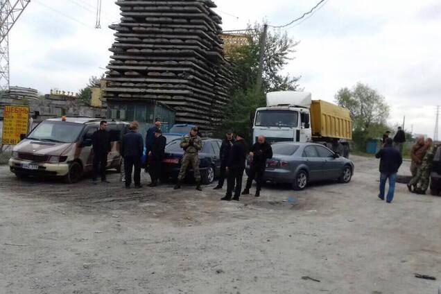 'Это дно': в Киеве 'Майдан' попытался разблокировать крупнейшую нелегальную точку добычи песка