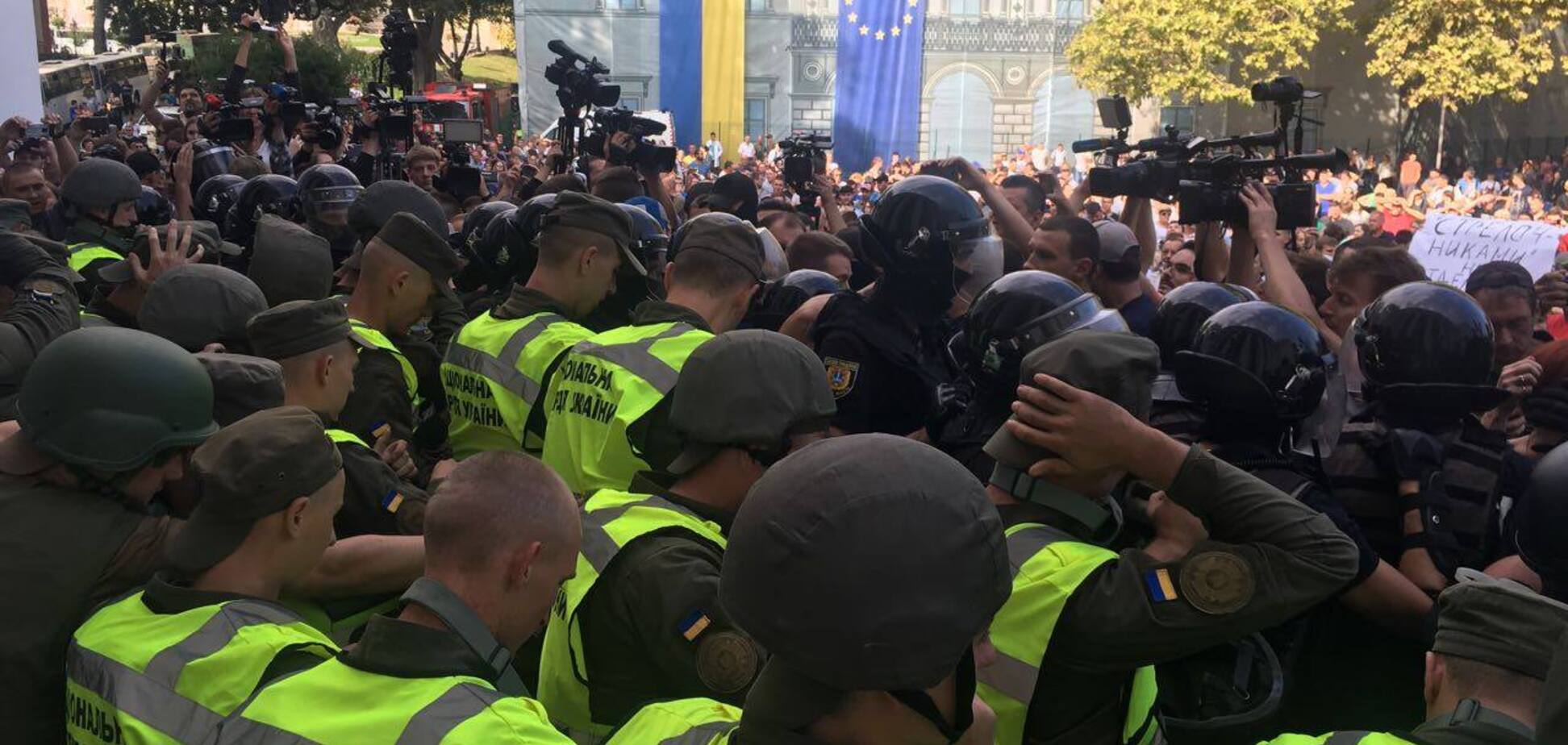 В Одессе под мэрией произошли столкновения активистов с полицией: много пострадавших
