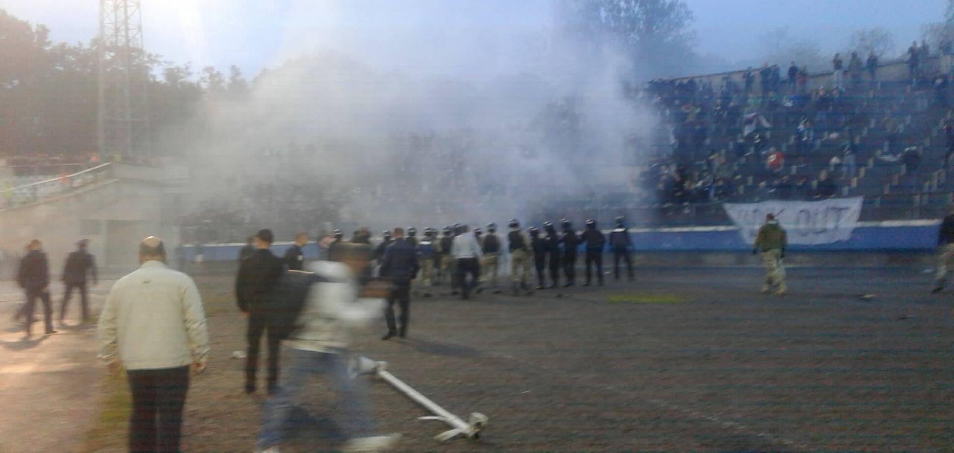 Полиция и бойцы АТО: фанаты сорвали матч Кубка Украины по футболу - появились фото и видео