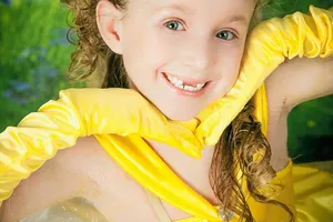 Сдирать кожу, чтобы выжить: 9-летняя девочка страдает от редчайшей болезни