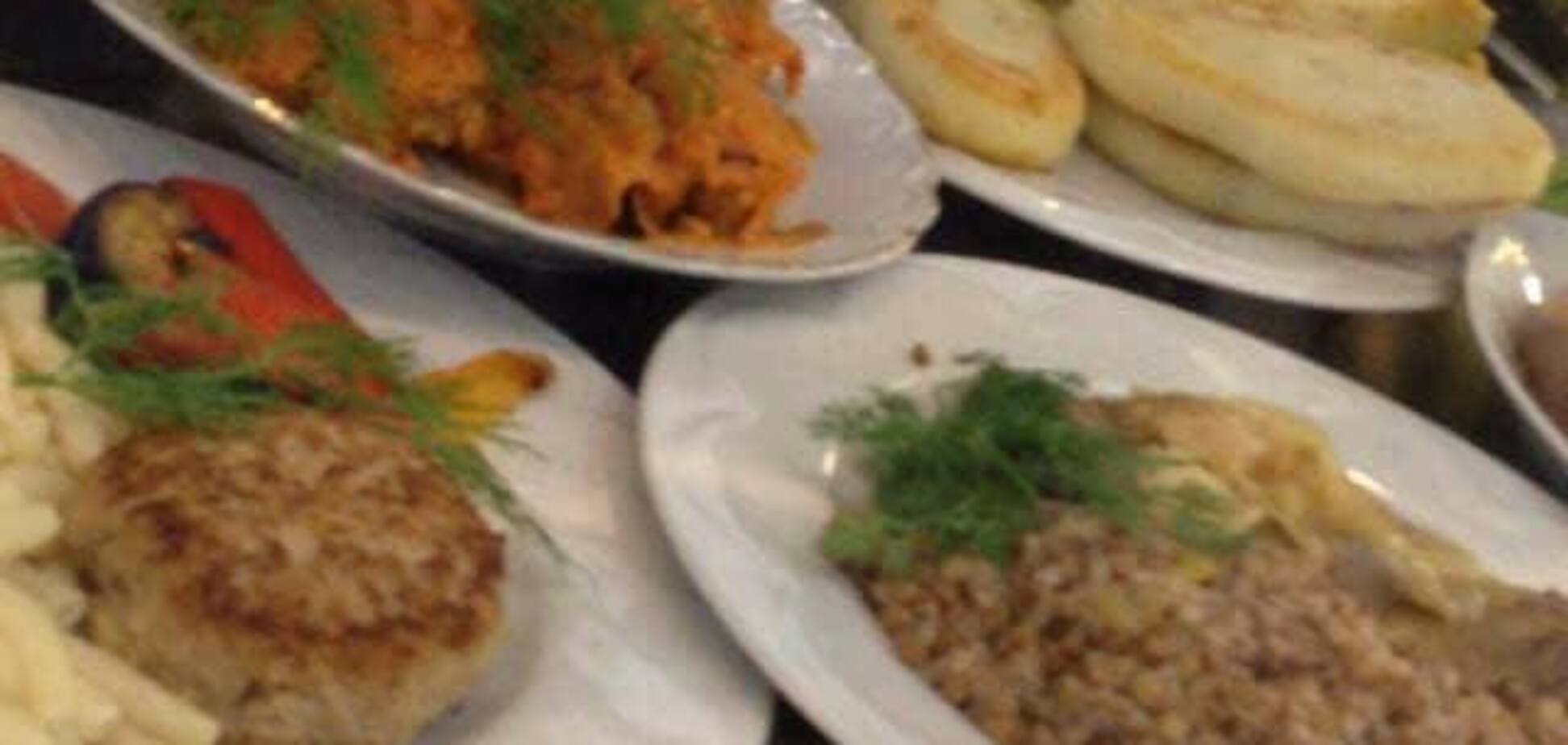 Кормят одним и тем же: журналисты показали, что едят нардепы в столовой Рады  