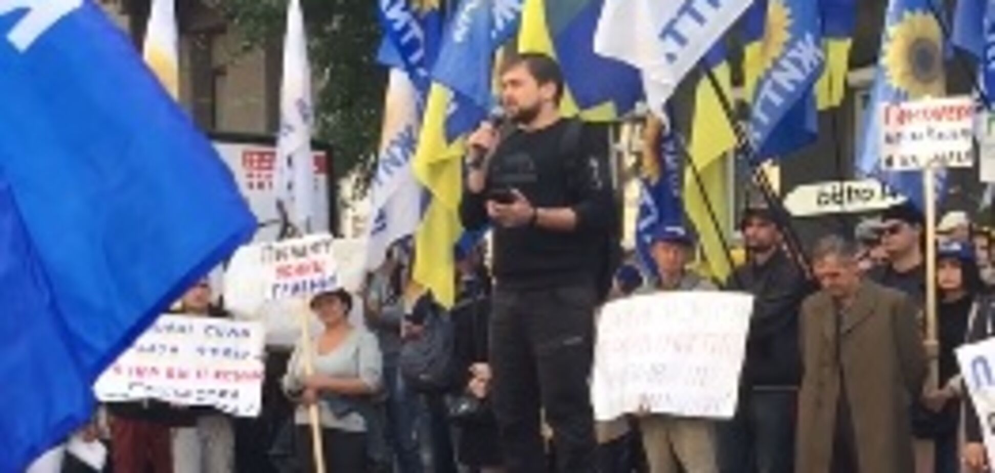 У Києві яскраво 'розкусили' проплачений мітинг під НБУ: опубліковано відео
