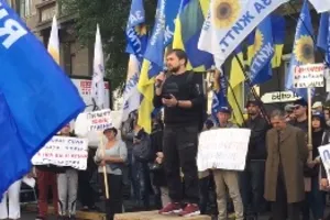 У Києві яскраво "розкусили" проплачений мітинг під НБУ: опубліковано відео