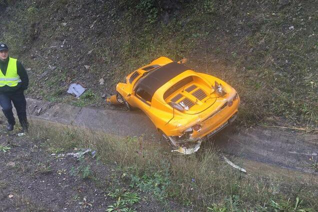 В Закарпатской области редкий британский спорткар слетел с трассы: опубликованы фото