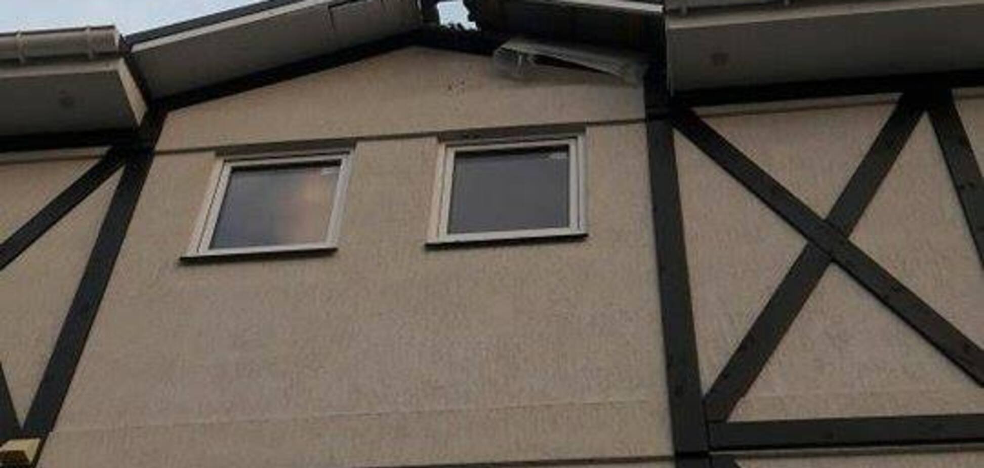 У будинок під Києвом потрапив 'снаряд': поліція розповіла подробиці НП